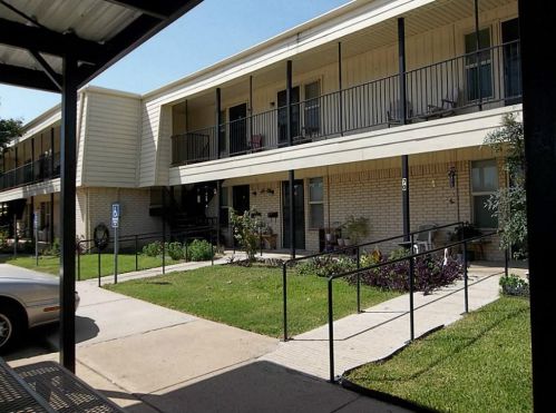 321 Thomas St, Burleson TX  76028-4609 exterior