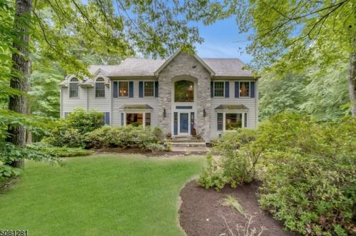25 Deerbrook Ln, West Milford Lakes, NJ 07480-3018