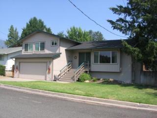 824 Lane St, Yreka, CA 96097-2709