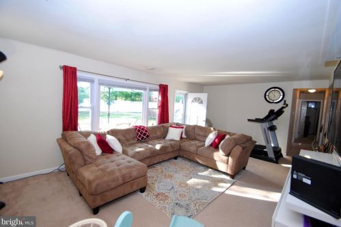 11 Shawmont Ln, Willingboro, NJ 08046-1033
