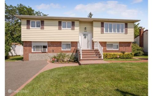 4105 Dogwood Ln, Seaford, NY 11783-1525