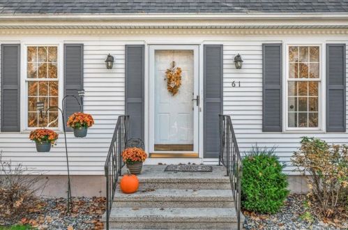 61 Orchard Hill Ln, Middletown, CT 06457-1744