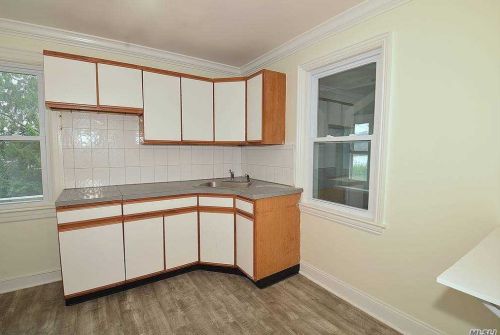 49 Gladys St, North Lindenhurst NY  11757-1202 exterior