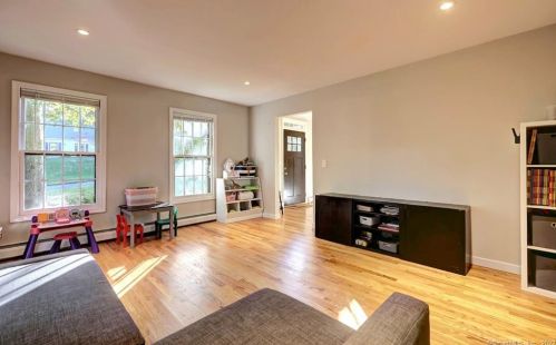 8 Captains Watch, Huntington CT  06484-5914 exterior