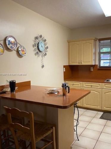 874 70th Pl, Hialeah FL  33014-5220 exterior