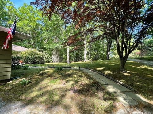 901 Main St, Upper Stepney, CT 06468-2811
