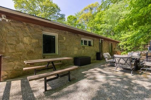 557 Skokorat Rd, Beacon Falls, CT 06403-1457