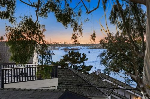 121 Emerald Ave, Newport Beach, CA 92662-1004