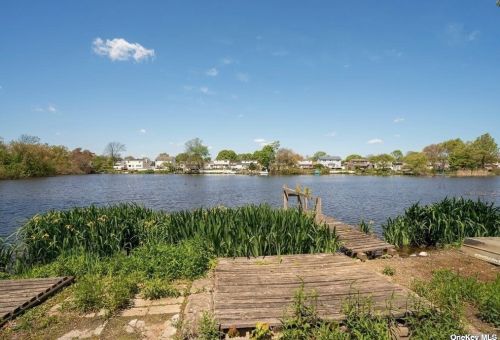 50 Arbour St, West Islip NY  11795-1015 exterior