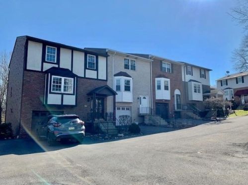 174 Woodstone Ln, New Kensington, PA 15068-4642