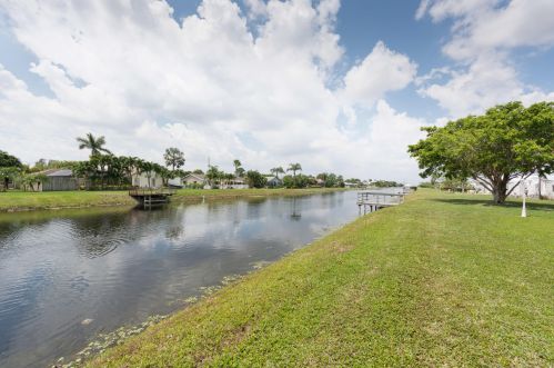 4104 Sandpine Cir, Boynton Beach FL  33436-2660 exterior