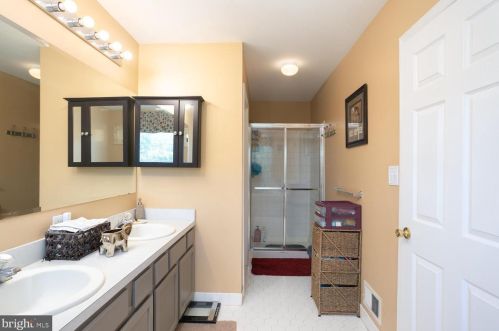 59 Greenbrook Dr, Columbus NJ  08022-2323 exterior