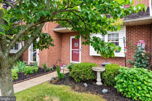 804 Village Green Dr, Gilbertsville, PA 19525-9589