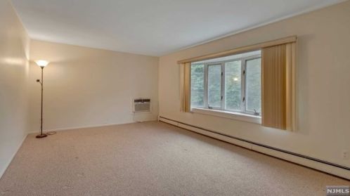 3 Pembroke Way, Palisades Park, NJ 07650-1964