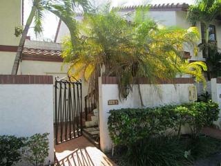 327 Ives Dairy Rd, Miami, FL 33179-3347