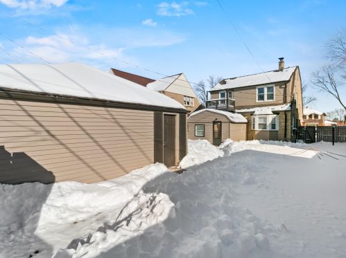 3869 52, Milwaukee WI 53220-3570 exterior