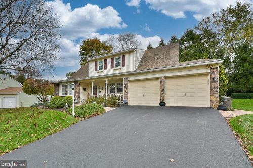15 Feather Ct, Southampton, PA 18966-1933