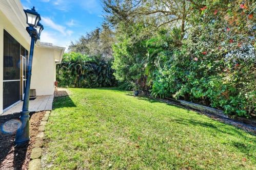 302 Stanhope Cir, Naples FL  34104-0812 exterior