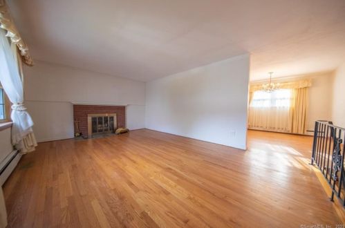 110 Valley Rd, Groton, CT 06340-4139