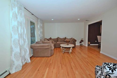 2 Wind Ct, Bohemia, NY 11716-2662