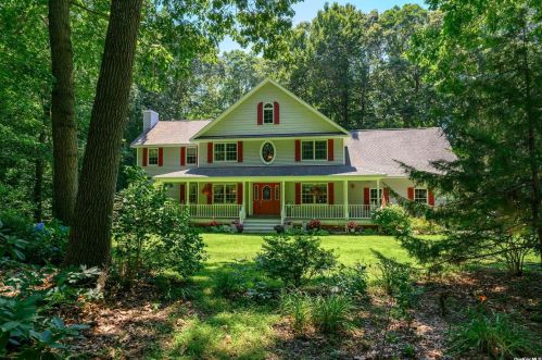 1400 Evergreen Dr, Nassau Point, NY 11935-8403