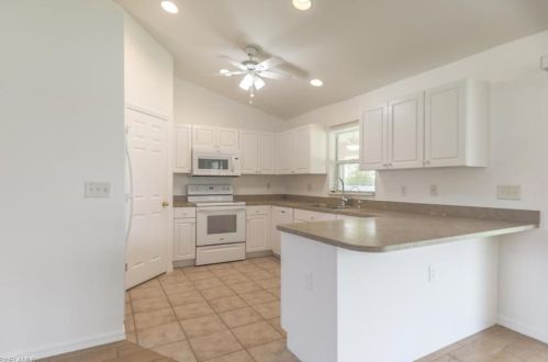2822 10 Ter, Cape Coral FL  33993-5702 exterior