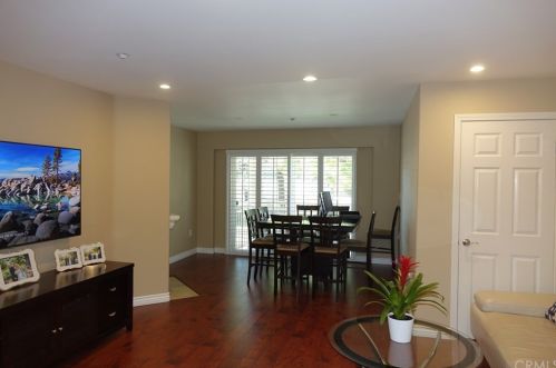 530 Stocker St, Glendale, CA 91202-2252