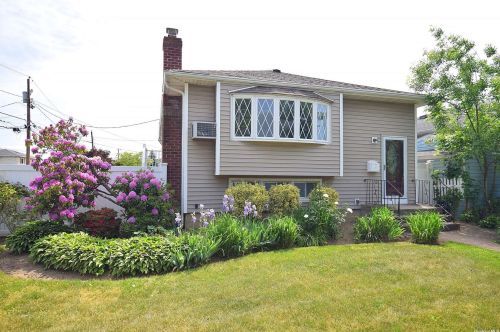 2670 Corner Ln, North Bellmore, NY 11710-4639