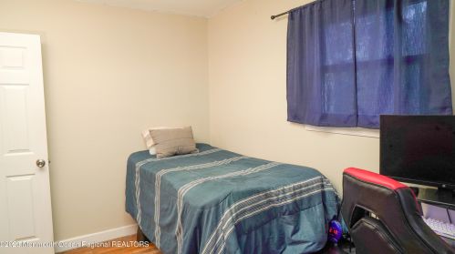 27 Castle Ave, Jackson Twp NJ  08527-2425 exterior