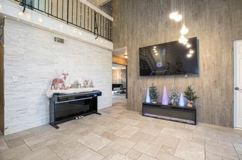 27067 Alabastro Dr, Santa Clarita CA  91354-2215 exterior