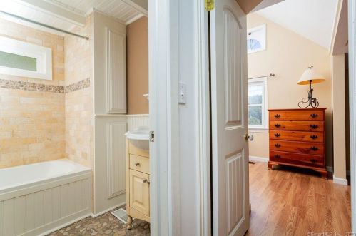 1 Bch Dr, Danbury CT  06812-3425 exterior