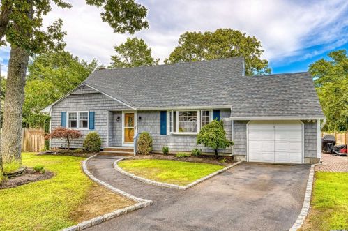 173 Holiday Blvd, Center Moriches, NY 11934-3119