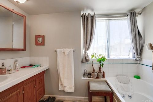 70 Roycroft Ave, Long Beach CA  90814-1822 exterior