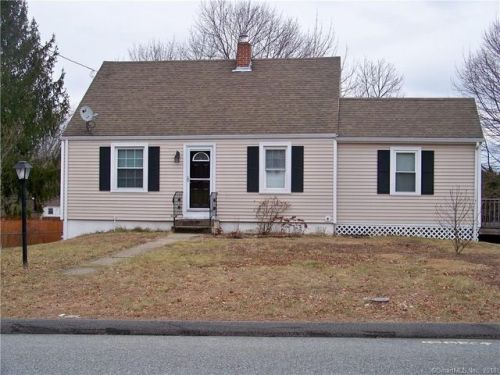 37 Flyers Dr, Norwich, CT 06360-1728