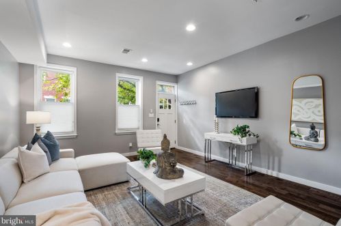 2037 Carpenter St, Philadelphia PA 19146-2418 exterior