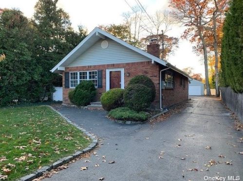 190 Vanderbilt Blvd, Oakdale, NY 11769-2008