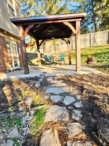 114 Oakhurst Rd, Pittsburgh PA  15215-1452 exterior