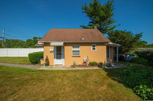 100 Root Ave, Islip Manor, NY 11751-2418