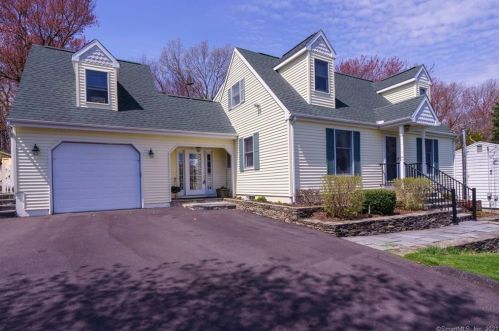 9 Farrell St, Waterbury, CT 06716-1313