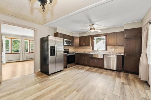 17 Widmer Rd, New Hamburg NY  12590-3019 exterior