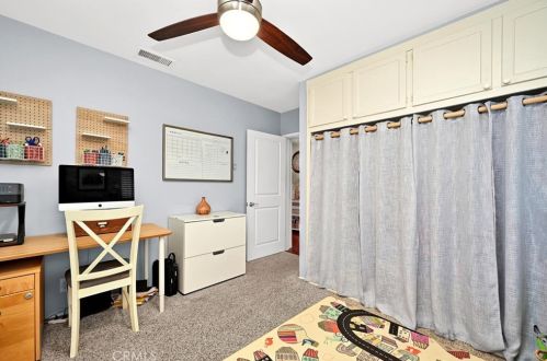 6654 Turnergrove Dr, Lakewood CA  90713-2752 exterior