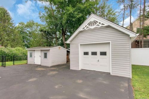 995 Linda Ave, Thornwood NY  10594-1636 exterior