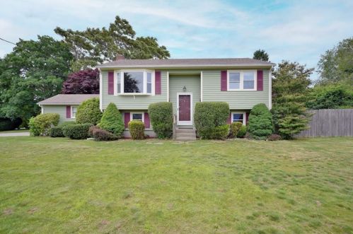 120 Oliphant Ln, Middletown RI  02842-4646 exterior