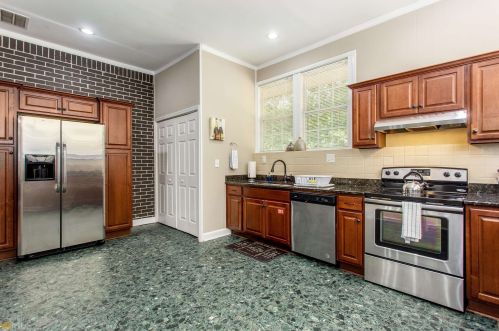 1462 Redwine Rd, Fayetteville GA  30215-2512 exterior