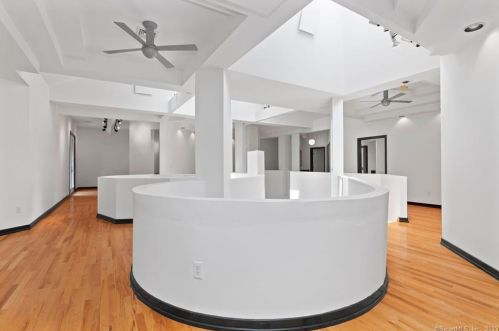 15 Sky Line Dr, Bridgeport CT  06612-1057 exterior