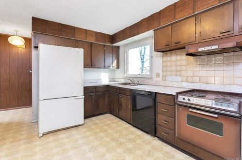 22 Concord Rd, Fishkill NY 12524-1403 exterior