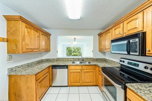 637 Squire Ct, Naples, FL 34104-6516