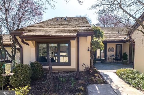 7 Hounds Run Ln, Blue Bell, PA 19422-2456