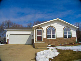 1004 Pinecrest Ln, Elkhorn, WI 53121-2014