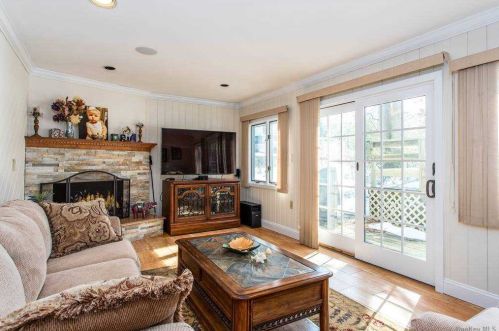 6 Gables Ct, Huntington Station, NY 11746-4852